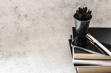 Evde çalışmak, serbest çalışmak, bir sürü defter, kalem, iş ortamı.