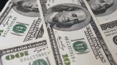 Amerikan doları yığını nakit para, enflasyon konsepti. Yeni amerikan 100 dolarlık banknotlar. Amerika 'nın yeni 100 dolarlık banknotlarına bir göz atın. Yeni yüz dolarlık banknotlar. Yüksek