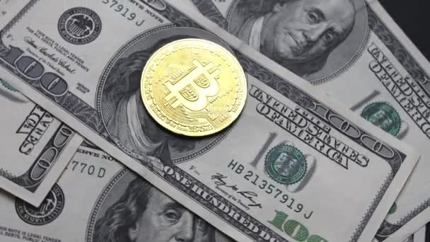 Close Van Dollarbiljetten Bitcoins Draaien Cryptogeld Amerikaanse Bankbiljetten Hoge Kwaliteit — Stockvideo