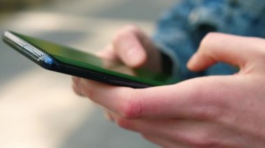 Cep telefonu kullanarak online mesaj yazan tanınmayan bir adamın son derece yakın çekim elleri. Yüksek kalite 4k görüntü