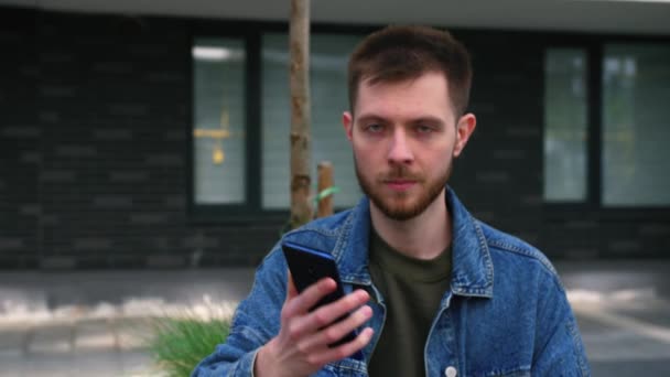 緑の画面で携帯電話を示す髭の男の肖像画 クロマキー 高品質4K映像 — ストック動画
