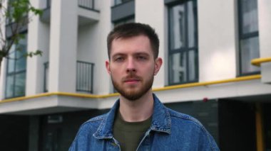 Yakışıklı, beyaz bir adamın portresi. Açık havada. Kapatın. Yüksek kalite 4k görüntü