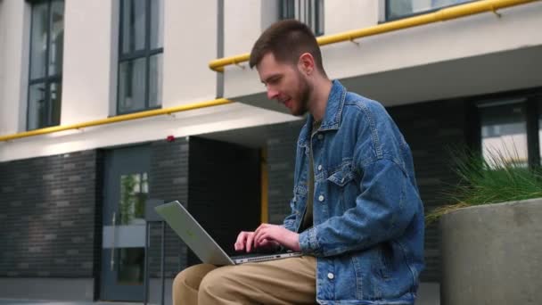 Merkezinin Dışında Laptoptan Iyi Haberler Almasına Şaşırdım Neşeli Adamı Kazanma — Stok video