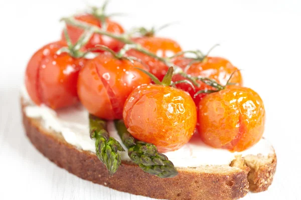 Bruschetta com tomates assados — Fotografia de Stock