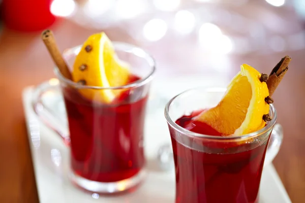 Glühwein mit Orangenscheibe — Stockfoto