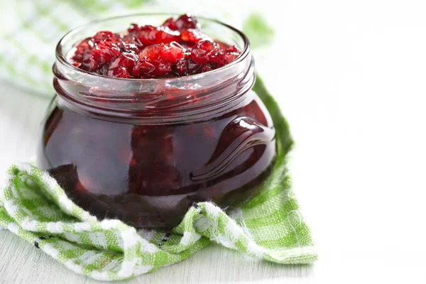 Cranberry saus in glazen pot — Stockfoto