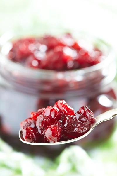 Cranberry saus in glazen pot — Stockfoto