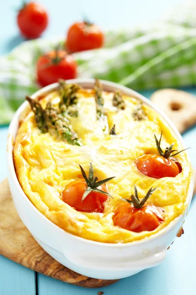 Quiche com espargos e tomate — Fotografia de Stock