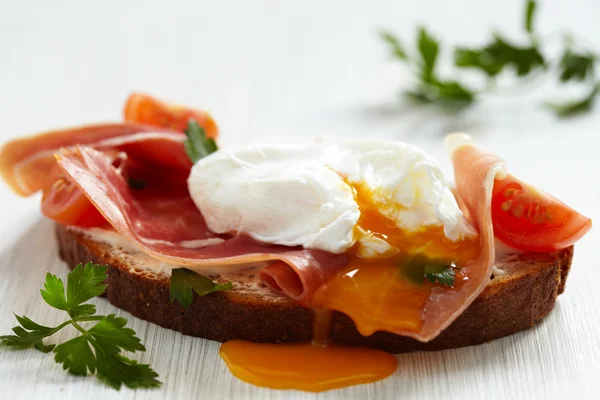 Smörgås med pocherat ägg — Stockfoto