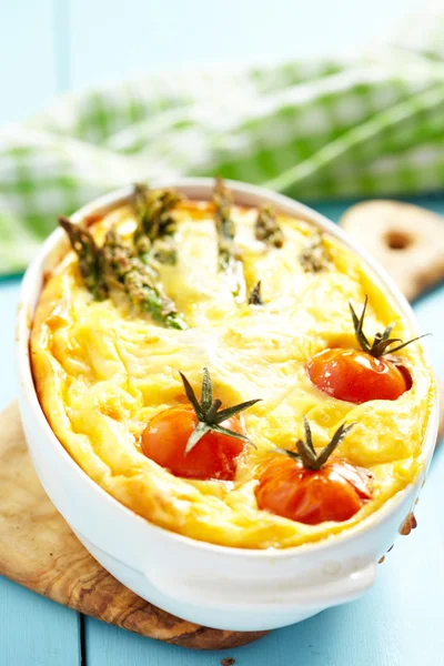 Quiche with asparagus and tomato — Stock Photo, Image