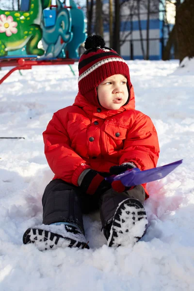 Boy v zimě parku — Stock fotografie