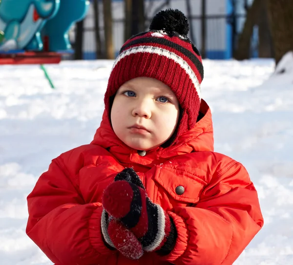 Menino no parque de inverno — Fotografia de Stock