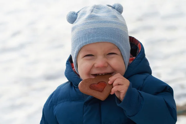 Дитина з валентинковим печивом — стокове фото