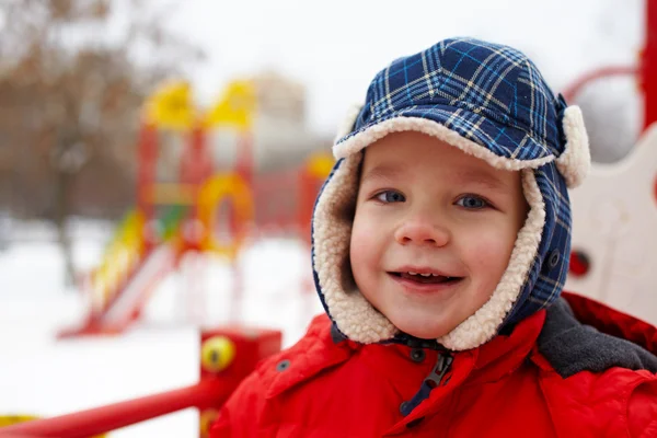 Menino no parque de inverno — Fotografia de Stock