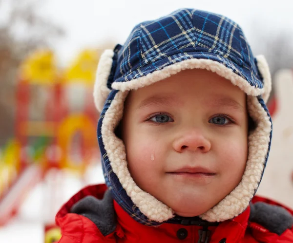 Boy v zimě parku — Stock fotografie