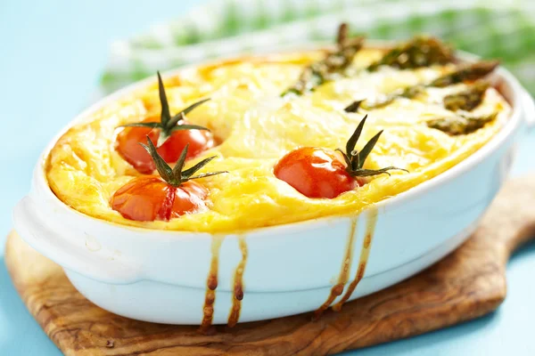 Quiche com espargos e tomate — Fotografia de Stock