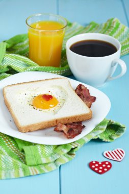 kalp şeklinde kızarmış yumurta