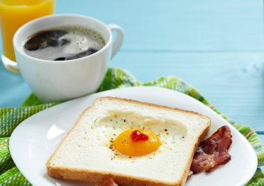 kalp şeklinde kızarmış yumurta