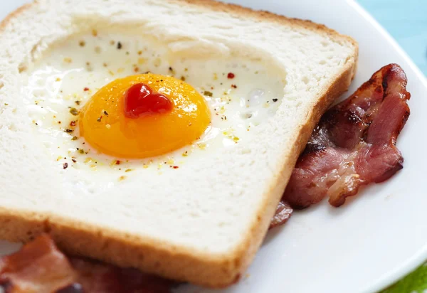 Heart shaped fried egg — Stock Photo, Image