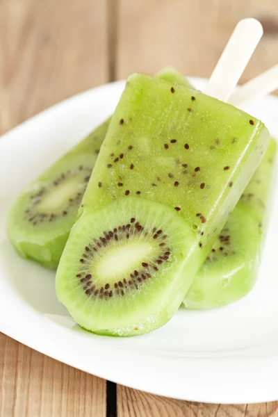 Kiwi's ice cream popsicle — Stockfoto