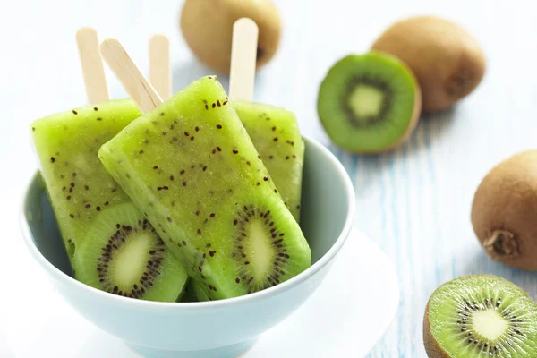 Lody kiwi krem popsicle — Zdjęcie stockowe