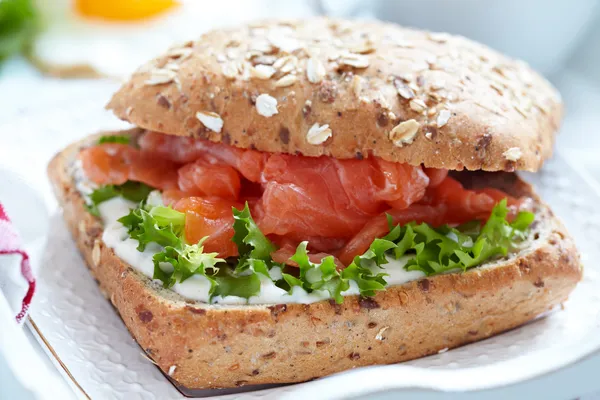 Sanduíche com salmão — Fotografia de Stock
