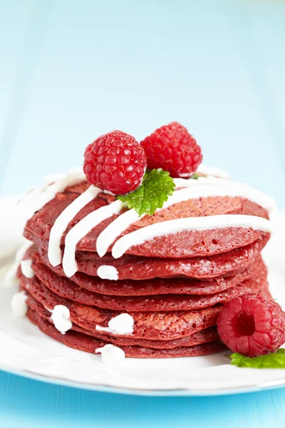 Pila de tortitas de terciopelo rojo — Foto de Stock