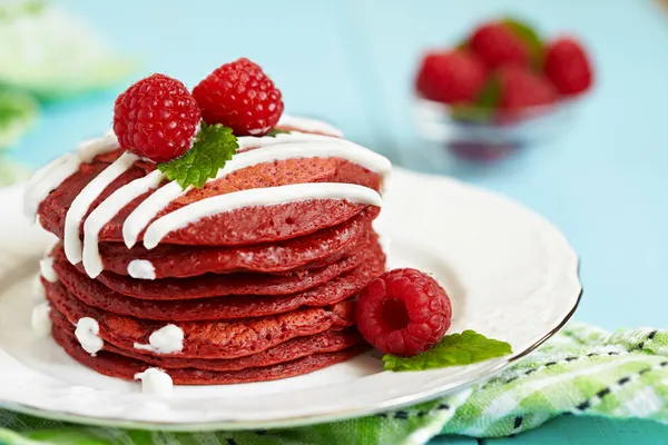 Pila de tortitas de terciopelo rojo — Foto de Stock