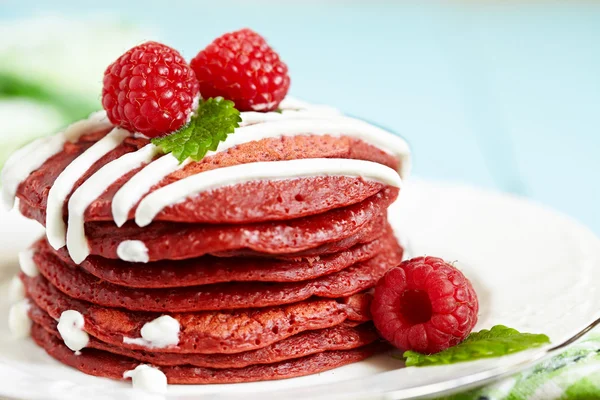 Stack av röd sammet pannkakor — Stockfoto