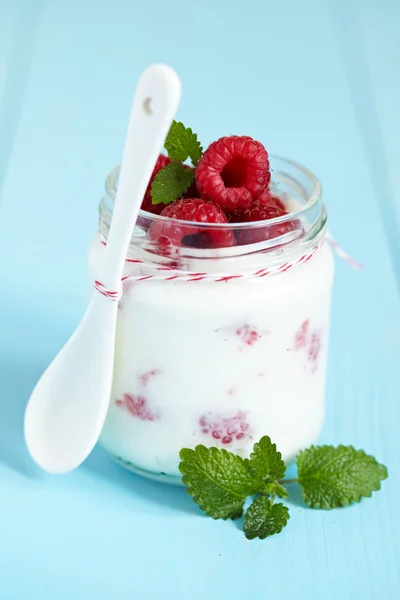 Свежий йогурт с малиной — стоковое фото