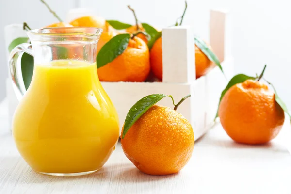 Χυμό πορτοκαλιού σε στάμνα και μανταρίνια — Φωτογραφία Αρχείου