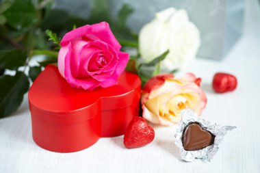 hediye kutusu, çikolata ve çiçek