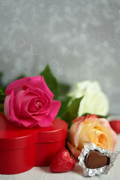 Caja de regalo, chocolate y flores — Foto de Stock