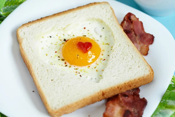 Huevo frito en forma de corazón —  Fotos de Stock