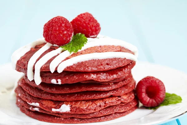 Pila de tortitas de terciopelo rojo — Foto de Stock