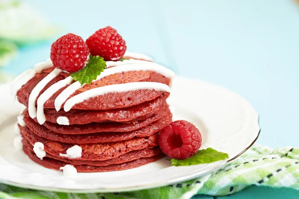 Pila de tortitas de terciopelo rojo — Foto de Stock