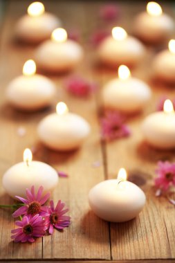 çiçekler ve mumlar