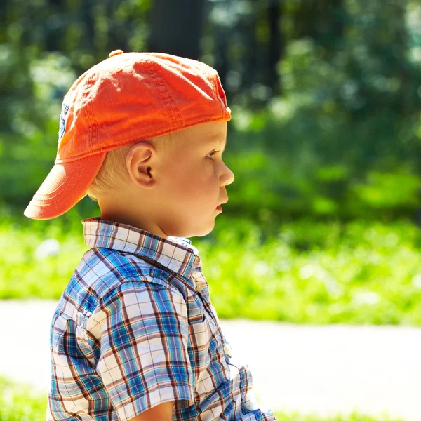 공원에 있는 어린 소년 — 스톡 사진