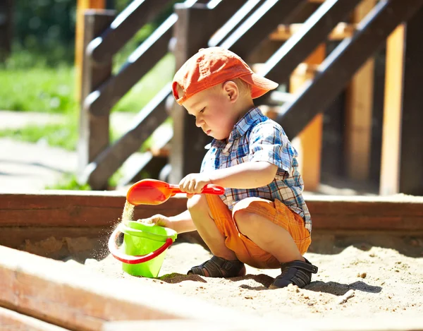 Criança no parque infantil — Fotografia de Stock