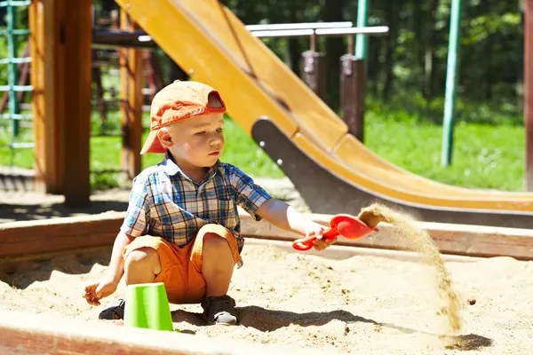 Criança no parque infantil — Fotografia de Stock