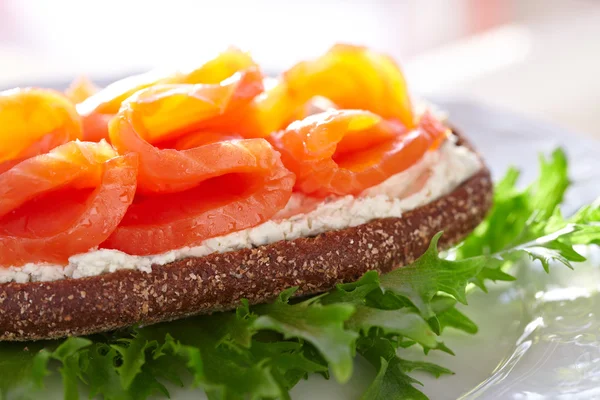 Sandwich de salmón ahumado y queso crema — Foto de Stock