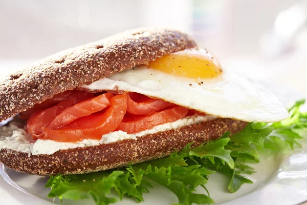 연어, 크림 치즈와 계란 샌드위치 연기 — 스톡 사진