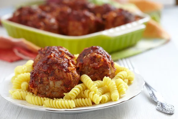 Pasta con polpette e sugo di pomodoro — Foto Stock