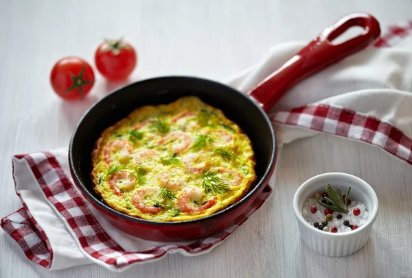 Omelett mit Garnelen und Zucchini — Stockfoto