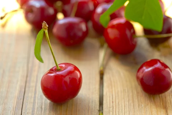 Cerezas frescas sobre mesa de madera — Foto de Stock