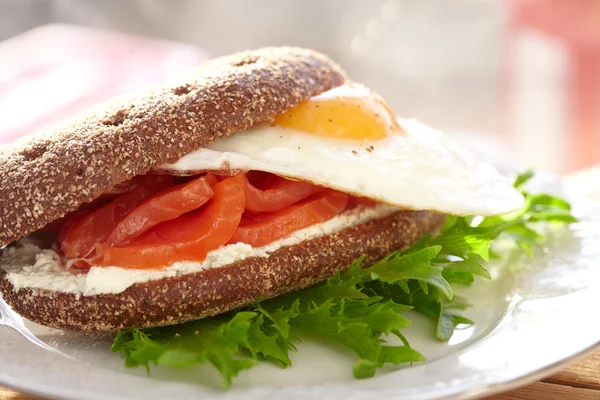 Димний лосось, вершковий сир та яєчний бутерброд — стокове фото