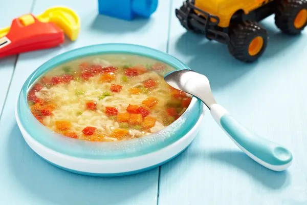 Куриный суп для ребенка — стоковое фото