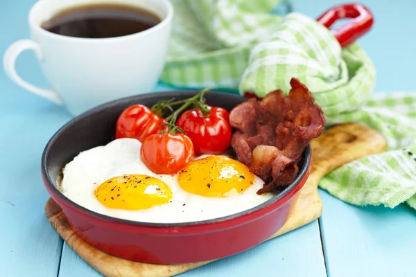 Fried eggs with bacon and tomatoes — Stock Photo, Image