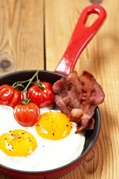 Fried eggs with bacon and tomatoes — Stock Photo, Image