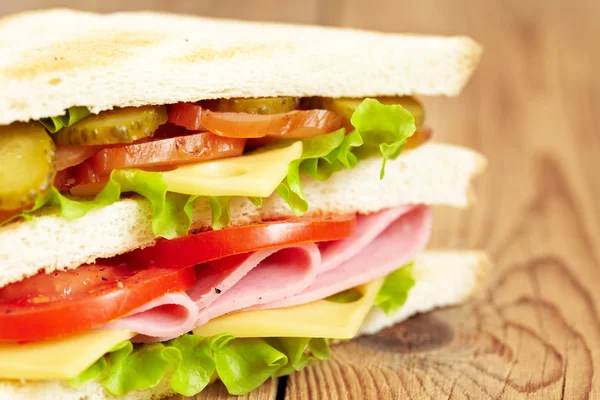 Großes Sandwich mit frischem Gemüse — Stockfoto